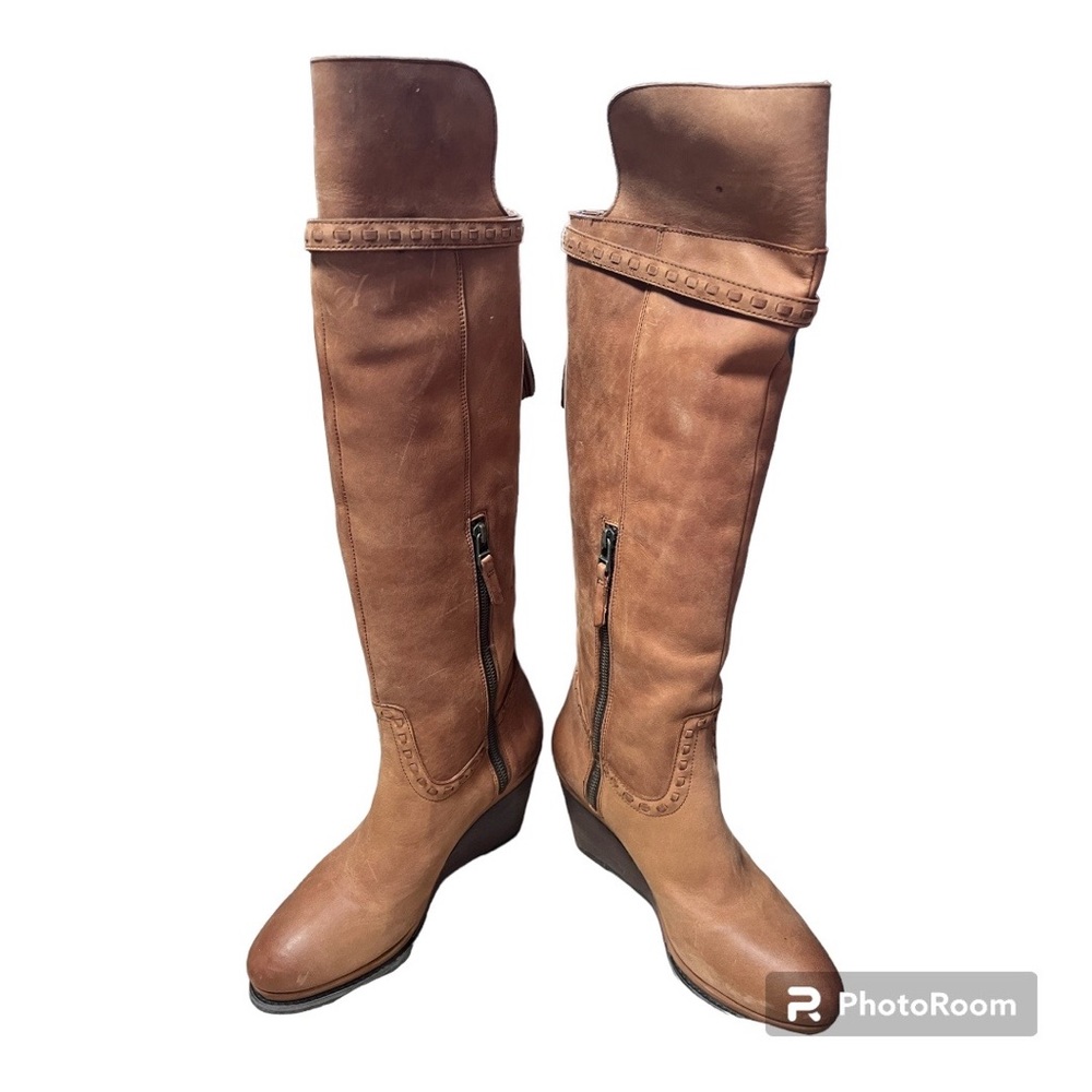 Boho/Cowgirl Style 👢Ariat knee high/over the knee wedge boots.